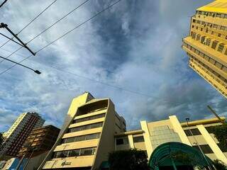 Céu da Capital com sol e algumas nuvens nesta manhã (Foto: Marcos Maluf)