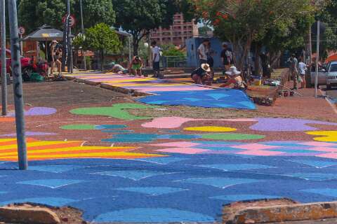 Para receber Carnaval, pra&ccedil;a come&ccedil;a a ganhar cor no centro da cidade