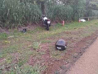 Vítima teve capacete arremessado com o impacto da queda. (Foto: Sidney Assis)