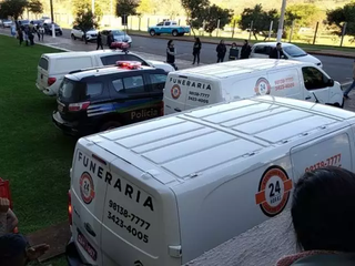 Viaturas e veículos de funerária em frente ao shopping, no dia do crime (Foto: Adilson Domingos)