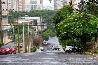 Chuva no Jardim dos Estados, na tarde de sábado (Foto: Juliano Almeida)