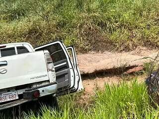 Veículo com placas do Paraguai capotou em estrada vicinal. (Foto: Reprodução/Ponta Porã Informa)