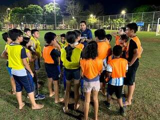 Crianças participam de aula de flag futebol (Foto: Divulgação/Prefeitura de Campo Grande)