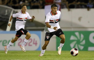 Jogadores do São Paulo com a posse da bola durante confronto com a Ferroviária. (Foto: César Messias/São Paulo)