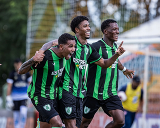 Jogadores do América-MG comemoram vitória no campo. (Foto: Mourão Panda/América-MG)