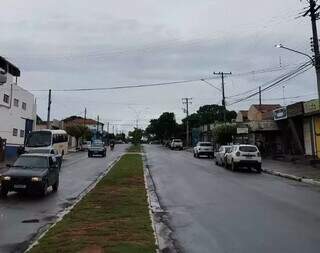 Tempo nublado na Avenida Aurélio Moura Brandão, em Ribas do Rio Pardo (Foto: Direto das Ruas)