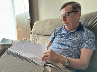 Escritor com paralisia cerebral, Orlando mostra rascunho dos livros no caderno. (Foto: Marcos Maluf)
