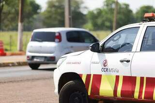 (Veículo da CCR MS Via estacionado próximo a um trecho da BR-163, em Campo Grande (Foto: Arquivo/Henrique Kawaminami)