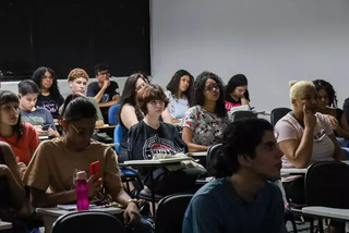 Estudantes em &#34;aulão&#34; gratuito que antecedeu aplicação das provas. (Foto: Arquivo/Henrique Kawaminami)