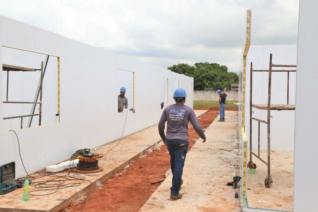 Primeira escola a receber salas de aula modulares j&aacute; est&aacute; com obra quase no fim