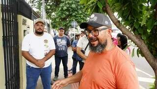 De camiseta laranja, o presidente do Seesvig/MS (Sindicato dos Empregados de Empresas de Segurança de MS). (Foto: Alex Machado)