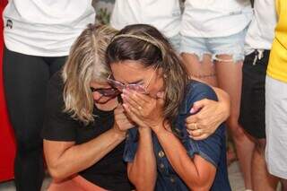 Mãe de Guilherme Madruga ajoelhada no chão no momento do anúncio (Foto: Juliano Almeida) 