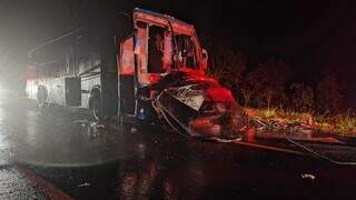 Ônibus e carro destruído após colisão frontal. (Foto: Elenize Oliveira, Cenário MS)