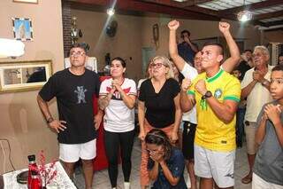 Família de Guilherme Madruga emocionada antes do prêmio; mãe Jurcenei chegou a se ajoelhar (Foto: Juliano Almeida)