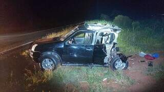 Carro ficou com a traseira destruída (Foto: divulgação / Nova Notícias)