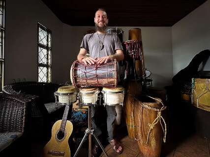 Luis virou artista de rua e cruzou países tocando ‘1001’ instrumentos