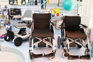 A também tem uma variedade de equipamentos como andadores, cadeiras de banho, cadeiras de rodas