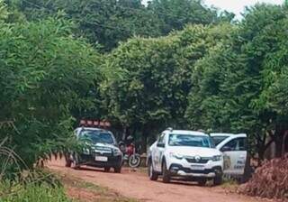 Policiais e perícia no local onde corpo foi achado. (Foto: Divulgação)