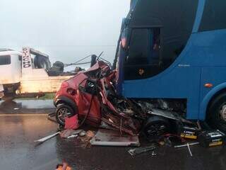 Ônibus e carro destruído após colisão frontal na MS-338. (Foto: Direto das Ruas)