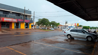 Tempo nublado e asfalto molhado da chuva, na Rua da República, em Amambai (Foto: Direto das Ruas)