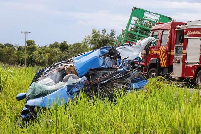 Motorista morre decapitado ao bater de frente em carreta e ser lan&ccedil;ado de carro