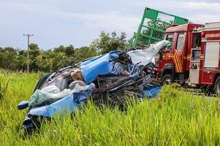 Carro de passeio ficou totalmente destruído (Foto: Henrique Kawaminami)