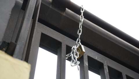 Com sal&aacute;rio atrasado, vigilantes "trancam" o patr&atilde;o com corrente e cadeado