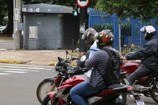Enquanto espera semáforo ficar verde, motociclista checa celular no Centro (Foto: Arquivo)