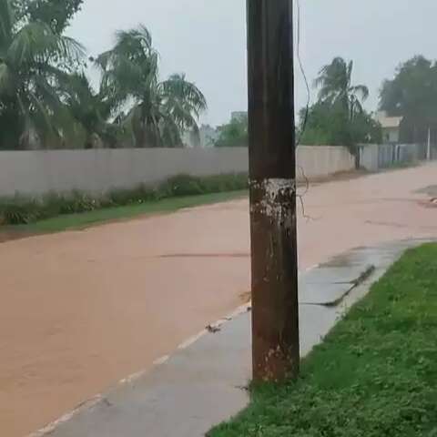 Chuva r&aacute;pida alaga trecho de avenida que corta cidade e causa transtornos