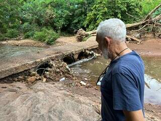 Engenheiro na barragem mais próxima à Rachid Neder, com muita terra, troncos e lixo se acumulam (Foto: Marcos Maluf)