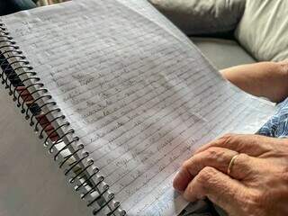 No caderno estão guardadas as histórias que ele quer publicar. (Foto: Marcos Maluf)