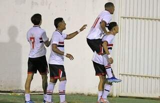 Jogadores do São Paulo comemoram classificação para as oitavas (Foto: Célio Messias/SPFC)