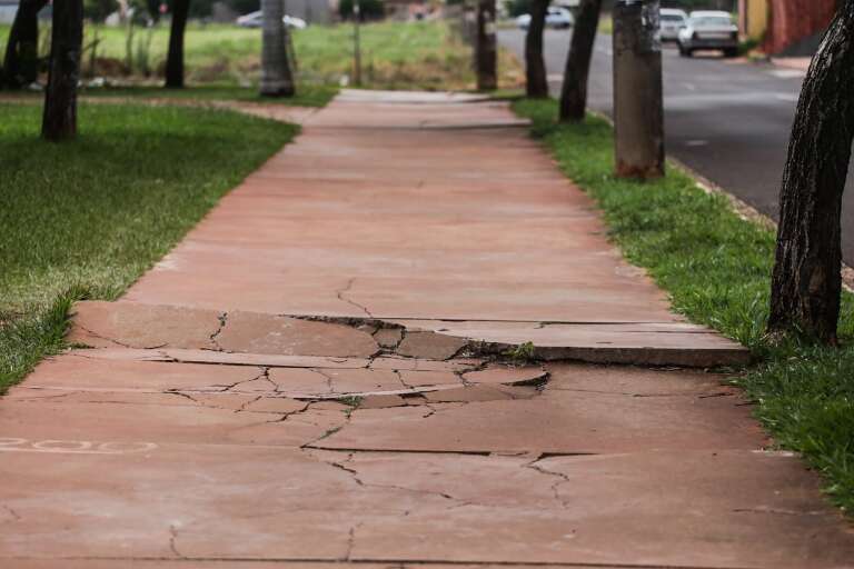 Calçada da praça está quebrada e desnivelada (Foto: Marcos Maluf)