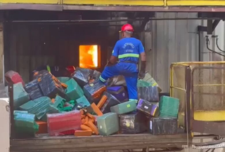 Trabalhador de usina separa entorpecentes para incineração em fornalha. (Foto: Reprodução/Defron)