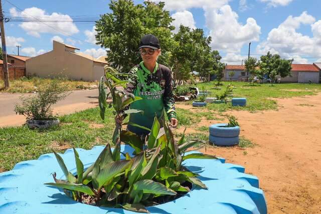 Enquanto alguns jogam lixo, moradora transforma terreno com &aacute;rvores frut&iacute;feras