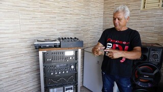 Equipamentos de som integram a história do DJ de Campo Grande. (Foto: Alex Machado)
