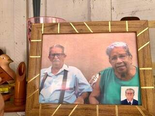 Porta-retrato de Hortência com o esposo é mantido na sala. (Foto: Jéssica Fernandes)