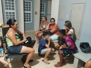 Mães de crianças conduzidas para a delegacia chagaram depois para entender o que aconteceu (Foto: Sidney Assis, de Coxim)