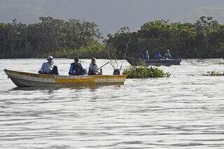 Pescadores em barco durante pesca no Pantanal (Foto: Bruno Rezende)