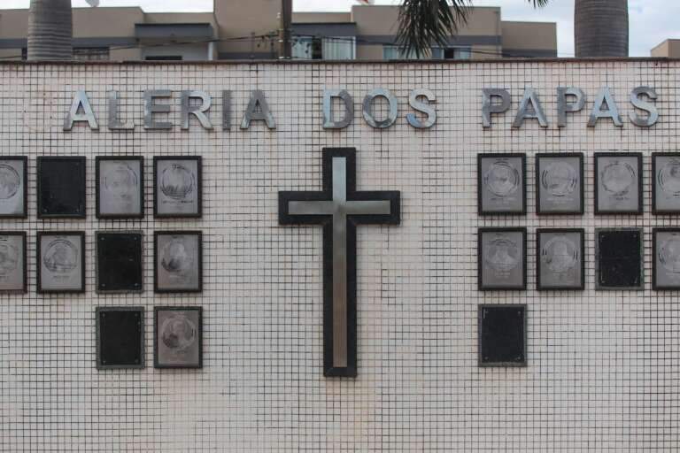 Letreiro da galeria está com letra faltando (Foto: Marcos Maluf)