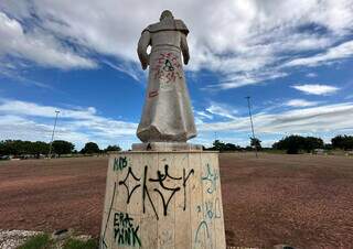 Estátua de 3,6m de papa foi alvo de vandalismo e teve imagem obscena desenhada (Foto: Marcos Maluf)