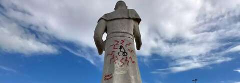 Sobram pichações e ofensas em memorial do Papa João Paulo II, alvo de vândalos