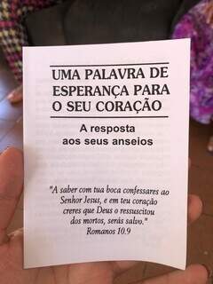 Folheto da Igreja Cristã Maranata com mensagem biblíca. (Foto: Jéssica Fernandes)