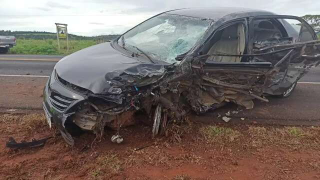 Carro fica destru&iacute;do ao bater na lateral de caminh&atilde;o em rodovia