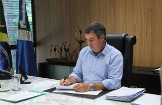 Governador Eduardo Riedel assina nomeações de professores (Foto: Saul Schramm / Governo do Estado)