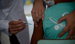 Criança recebe vacina em unidade básica de saúde. (Foto: Tomás Silva/Agência Brasil)