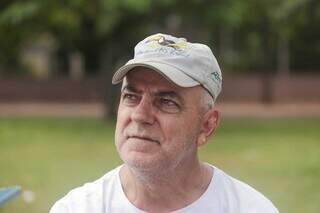 João Carlos, sentado no branco da praça, lamenta a situação de abandono do local (Foto: Marcos Maluf)