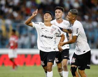 Jogadores do Corinthians comemoram vitória diante do CRB. (Foto: Rodrigo Gazzanel/Corinthians)