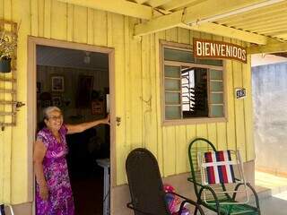 Hortência Rodrigues Barbosa vive em casa de madeira no Bairro Planalto. (Foto: Jéssica Fernandes)