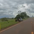 Vídeo mostra perseguição a traficante e camionete capotando com maconha